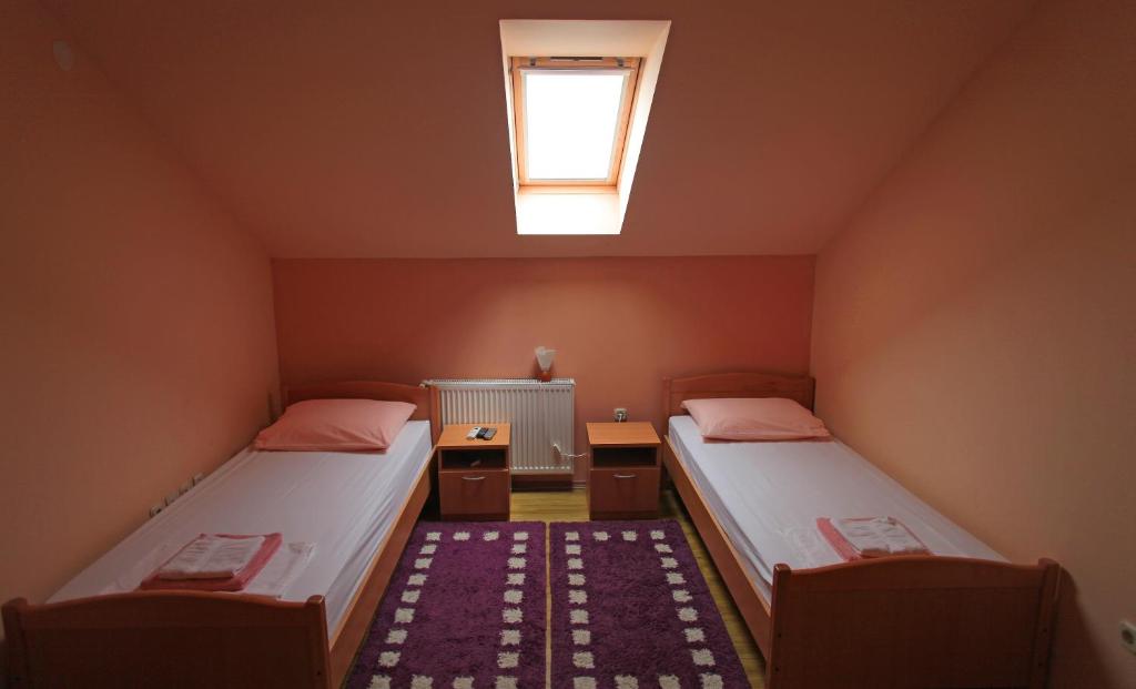 Double Room with Extra Bed image 1